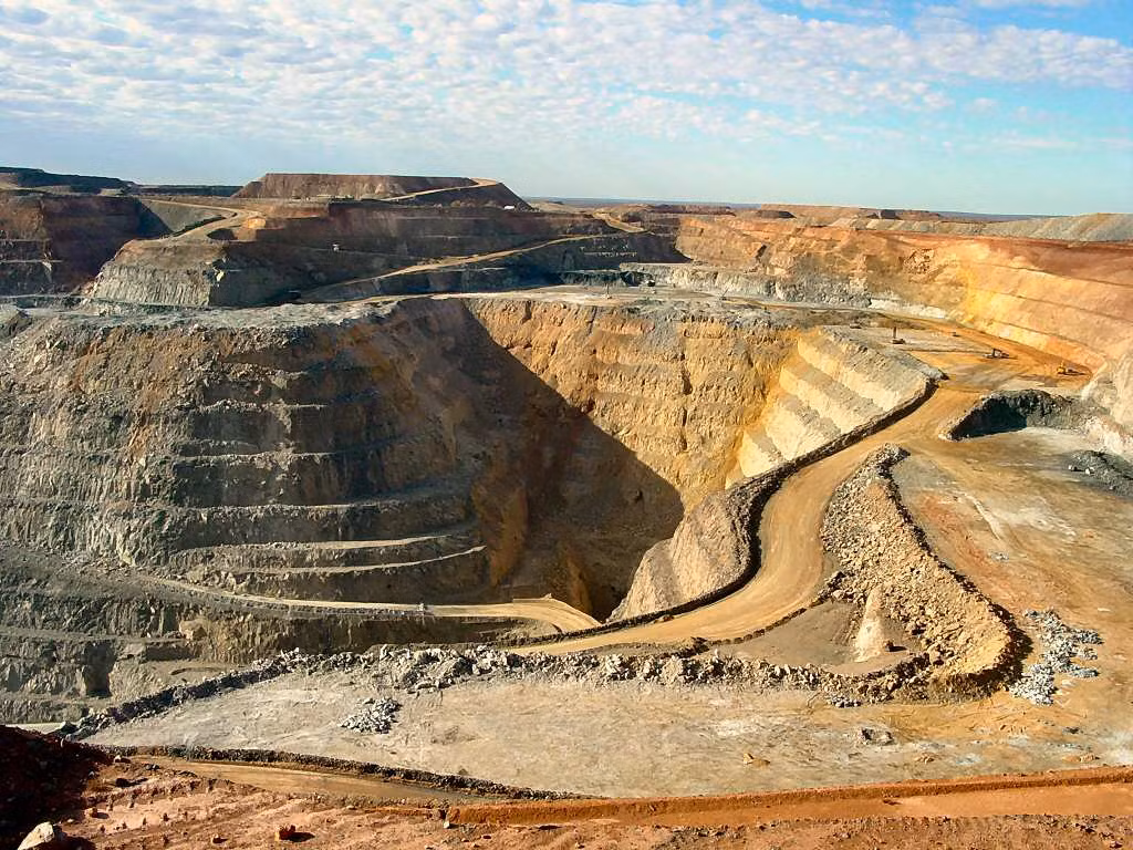 Super Pit là mỏ vàng lộ thiên lớn nhất Australia. Lớp trên của mỏ hầu hết là đá. Để tìm vàng, công nhân phải đào sâu xuống lớp bên dưới. Ảnh: Wiki.