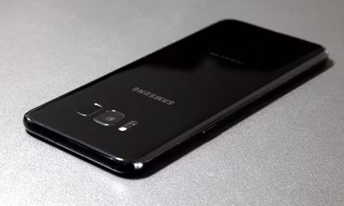 Samsung hé lộ phiên bản “nồi đồng cối đá” của Galaxy S8 Samsung he lo phien ban “noi dong coi da” cua Galaxy S8