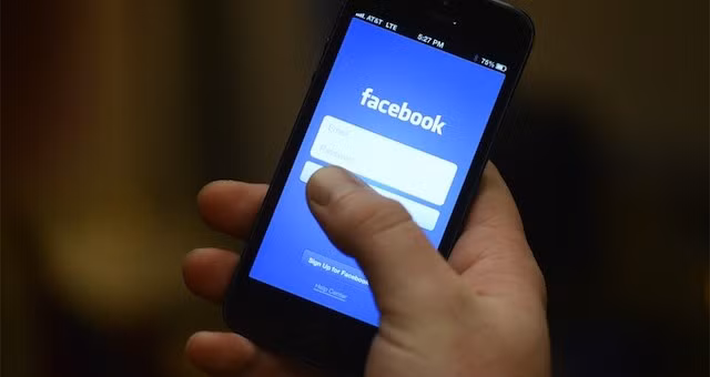 Sử dụng Facebook cả ngày cũng có thể gây béo phì. Nguyên nhân là họ không có thời gian để vận động, không tập thể dục. Ảnh: Book More Brides.