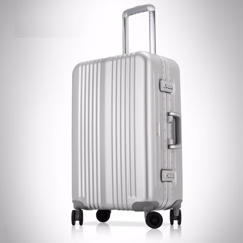 Vali vỏ cứng có ưu điểm chịu va đập tốt, đựng những vật dễ vỡ nhưng nhược điểm là nặng và không nới vali ra được. Ảnh: Valinhapkhau.