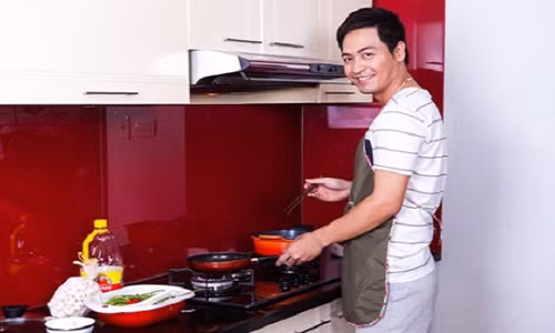 Phòng bếp nhà MC Phan Anh được sơn màu trắng tượng trưng cho sự sạch sẽ và tinh khiết điểm xuyết màu đỏ tạo sự ấm áp. Căn bếp được làm bằng chất liệu Composite cao cấp với đầy đủ tiện nghi. Chàng MC điển trai cũng không ngại vào bếp để phục vụ vợ con những bữa cơm ngon.