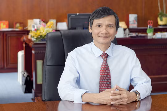 TS. Trương Văn Phước sinh năm 1959, tại Quảng Trị, có học vị Tiến sĩ kinh tế. Ông hiện đang nắm giữ quyền Chủ tịch Ủy ban Giám sát tài chính Quốc gia. Trước đó, ông từng giữ chức vụ Phó Giám đốc Ngân hàng Ngoại thương chi nhánh TP HCM, Vụ trưởng Vụ Quản lý ngoại hối Ngân hàng Nhà nước Việt Nam, Giám đốc Sở Giao dịch Ngân hàng Nhà nước Việt Nam. Năm 2000, ông Phước được bổ nhiệm làm Tổng Giám đốc Eximbank. Sau đó, ông được tái bổ nhiệm chức vụ này vào tháng 4/2008. Ảnh: Nld.