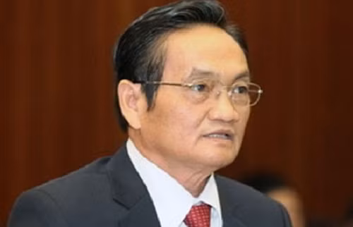 Sinh năm 1952, TS. Trần Du Lịch, nguyên Viện trưởng Viện Kinh tế TP HCM, là đại biểu Quốc hội Việt Nam khóa 13. Ông nhận bằng Tiến sĩ chuyên ngành kinh tế, Cao cấp quản lý Nhà nước. Ảnh: Petrotimes.
