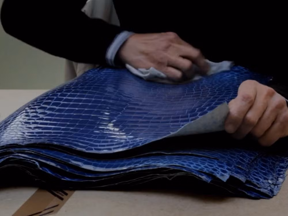 Túi Hermes có nhiều màu sắc khác nhau là được nhuộm màu từ xanh, vàng, đỏ....Ảnh: Business Insider.