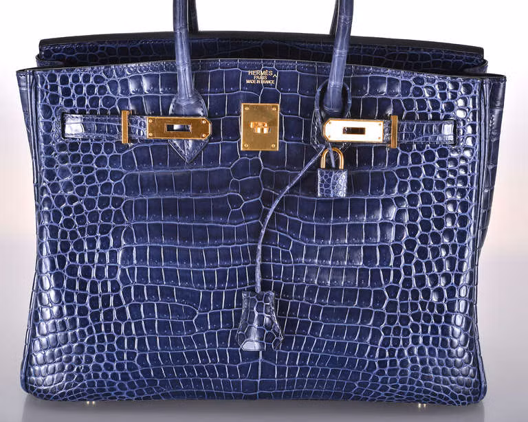 Những chiếc túi Hermes xa xỉ thường được làm từ da cá sấu đắt đỏ. Không ai có thể phủ nhận vẻ ngoài sang trọng của những chiếc túi hàng hiệu này nhưng ít ai biết quy trình làm ra chúng lại hoàn toàn đối lập. Ảnh: Erstwhile Records.