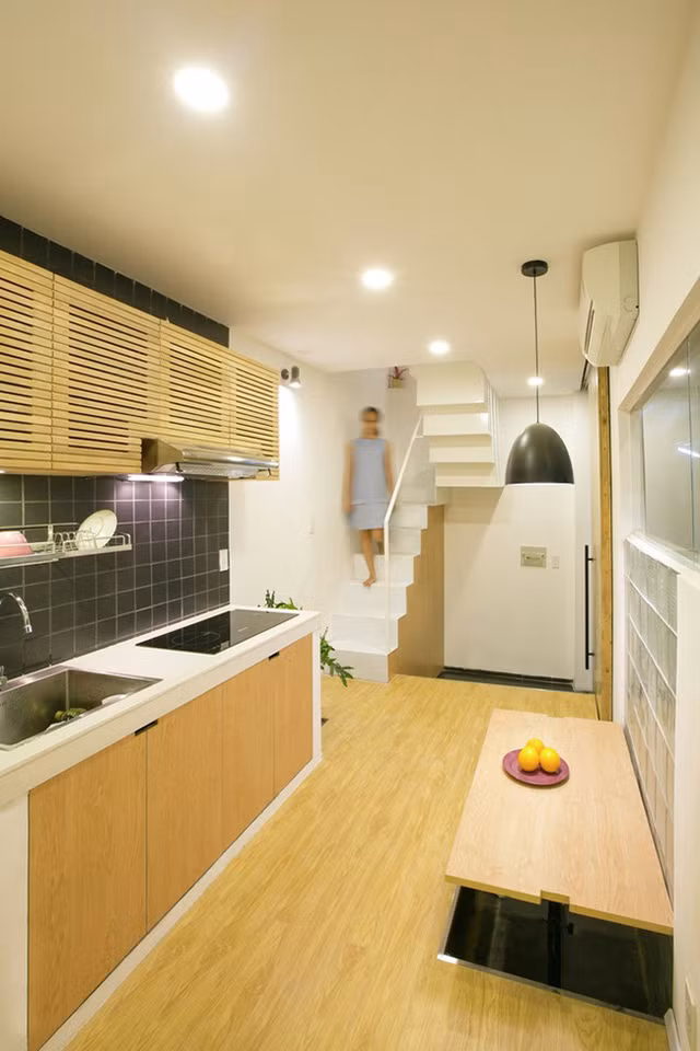 Quy mô của căn nhà khá khiêm tốn, bề ngang chỉ 2,5m. Với diện tích quá nhỏ hẹp này, kiến trúc sư đã bố trí các không gian chức năng hết sức đơn giản nhưng đầy đủ, tiện nghi cho một gia đình trẻ gồm 3 thành viên.