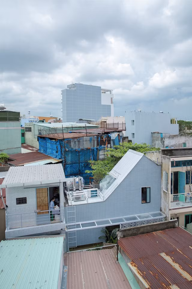Tầng trên và một tầng lửng chứa 2 phòng ngủ cho cha mẹ và em bé. Nội thất được thiết kế với mở giúp các phòng ngủ có ánh sáng tự nhiên từ giếng trời lớn và thông gió tốt nhờ các cửa sổ nhỏ ở các hướng.