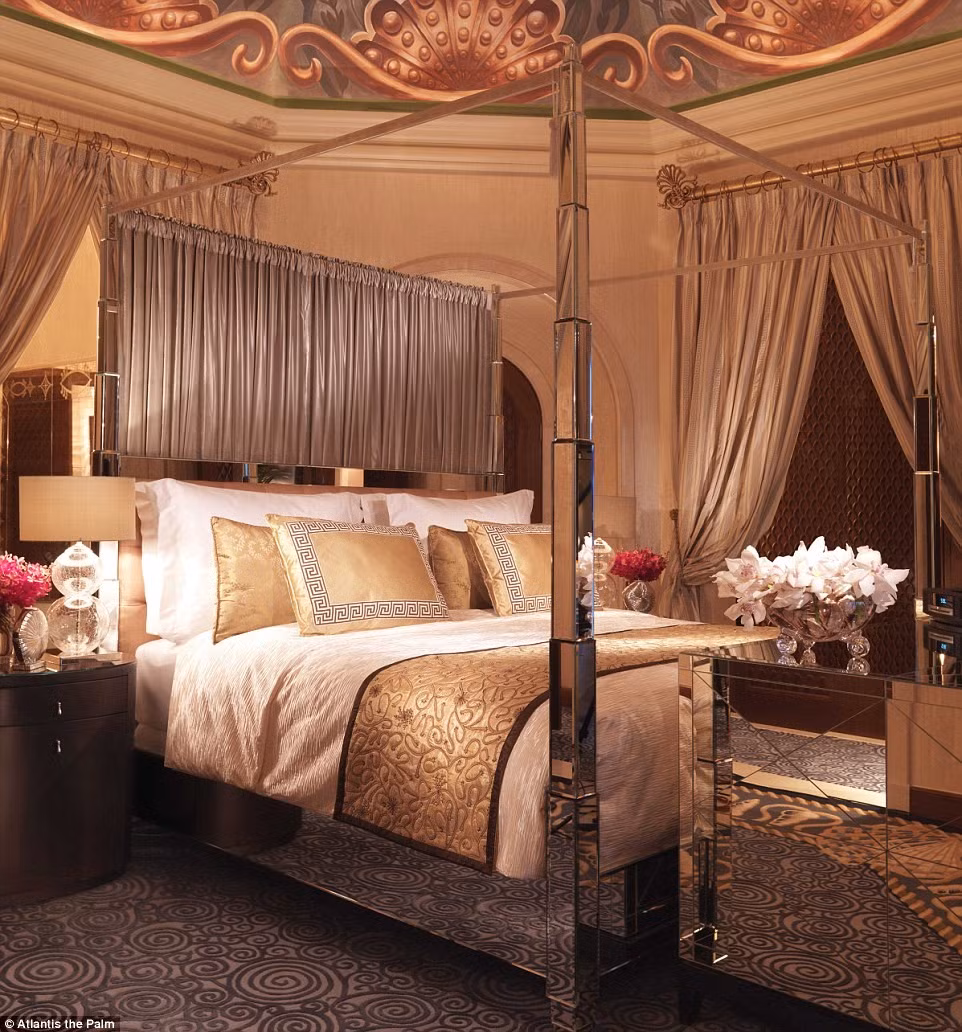 Phòng suite có diện tích 924 m2 với 3 phòng ngủ, 4 phòng tắm. Nội thất phòng ngủ xa hoa và tiện nghi.