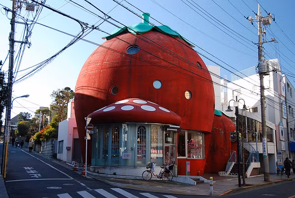 Sanrio Strawberry House được xây dựng vào năm 1984 mô phỏng hình quả dâu. Ảnh: Icosnap.
