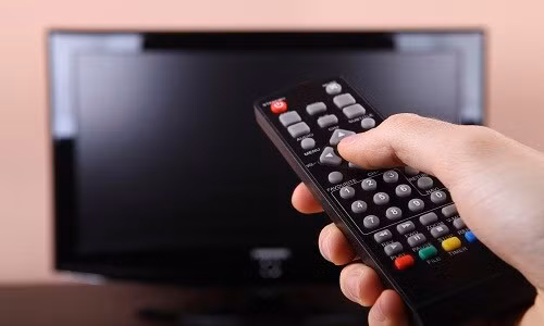Tắt, mở ti vi bằng phích cắm cũng là lỗi dùng làm giảm tuổi thọ ti vi nhanh chóng. Ảnh: TV Service.