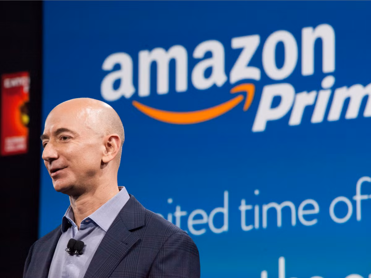 Ông còn xây dựng văn hóa "tiết kiệm" ở Amazon. Ông không bao giờ cho những lợi ích như massages hay ăn trưa miễn phí.