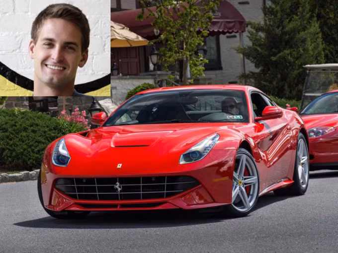 Năm 2015, Evan Spiegel đã mua một chiếc Ferrari.