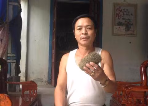 Rất nhiều người gọi điện đến hỏi mua vật thể lạ, có người trả tới 3 tỷ đồng, nhưng ông Linh vẫn chưa đồng ý bán. Ảnh: Vov.