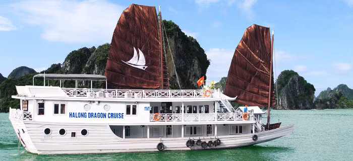 Ngoài ra, những tour du lịch gần Hà Nội cũng là sự lựa chọn hợp lý nghỉ lễ 30/4 cho những khách hàng có kinh phí eo hẹp. Chương tình du lịch Hà Nội - Hà Long - Hà Nội 2 ngày 1 đêm, ngủ tàu có giá 2.750.000 đồng/khách. Ảnh: APT Travel.
