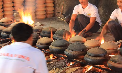 Ngoài ra, dịp nghỉ lễ 30/4 - 1/5 năm nay, một số công ty lữ hành còn có tour du lịch về làng Vũ Đại - Hà Nam 1 ngày độc đáo với giá chưa tới 500.000 đồng. Ảnh: Dulichkhatvongviet.