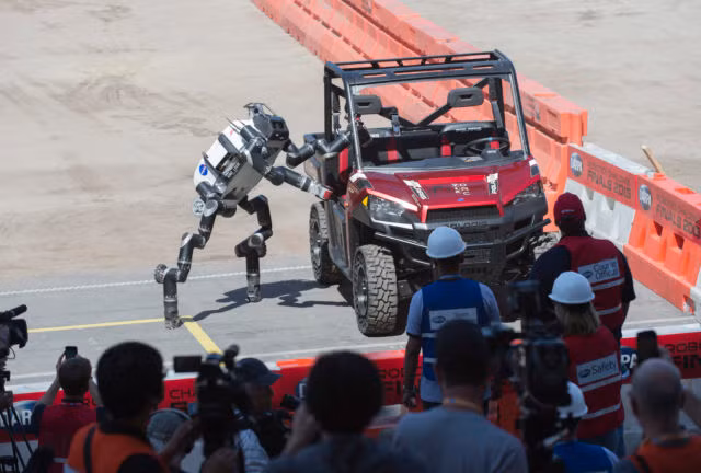 Robot người nhện RoboSimian được trang bị chân tay cảm ứng, có thể di chuyển, xoay vòng và cứu sống con người. Robot này có khả năng kết nối đa điểm để hỗ trợ như một chiếc thang, lan can và cầu thang. Ảnh: Tech.
