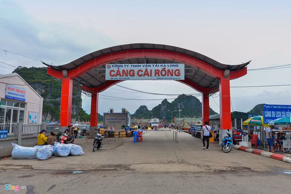 Theo ông Nguyễn Văn Định, nguyên Phó trưởng Ban quản lý Cảng Cái Rồng, những năm 70-80 của thế kỷ trước, người dân Vân Đồn bắt đầu đặt những viên đá đầu tiên xây dựng cảng, để tàu bè tiện đi lại đến các đảo. Khi đó, dân công của cả huyện đảo Vân Đồn được huy động để đắp một cầu cảng thô sơ bằng đá hộc.