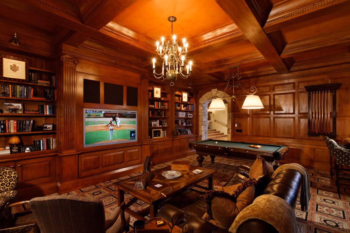 Với giá thuê 255.000 USD/tuần, Chalet Elisa, Aspen (USA) có phòng spa, trung tâm truyền thông, hồ bơi 16 mét và nội thất khá đơn sơ.