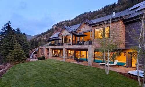 Jane, Aspen (USA) có 6 phòng ngủ, bể bơi, phòng tập thể dục, hầm rượu vang, 3 quầy bar, một phòng giải trí. Giá mỗi tuần là 355 USD.