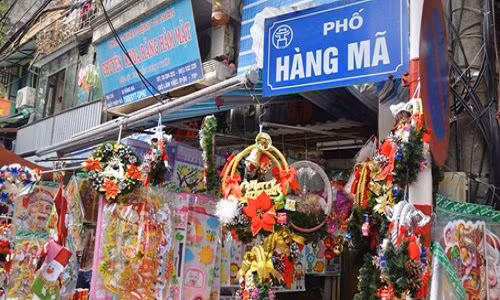 Ngày nay nhiều món hàng trang trí khác đổ bộ về đây. Ảnh: Tiền phong.