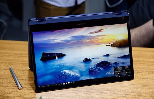 Chỉ dày 10,9mm, Zenbook Flip S đã chính thức trở thành laptop lai mỏng nhất thế giới và đồng thời là laptop mỏng nhất thế giới. Sản phẩm cũng rất nhẹ, chỉ 1,1kg, có thể xoay được 360 độ với kích thước màn hình 13,3-inch. Những điểm đáng chú ý khác của Asus Zenbook Flip S bao gồm được trang bị cảm biến vân tay, hỗ trợ hiển thị nội dung 4K, và có thể sử dụng kèm bút cảm ứng trên nền Windows 10. Asus cũng đã trang bị cho thế hệ laptop tân tiến của mình cổng USB-C để hỗ trợ chuyển dữ liệu tốt hơn, đồng thời cũng đóng vai trò là cổng sạc.