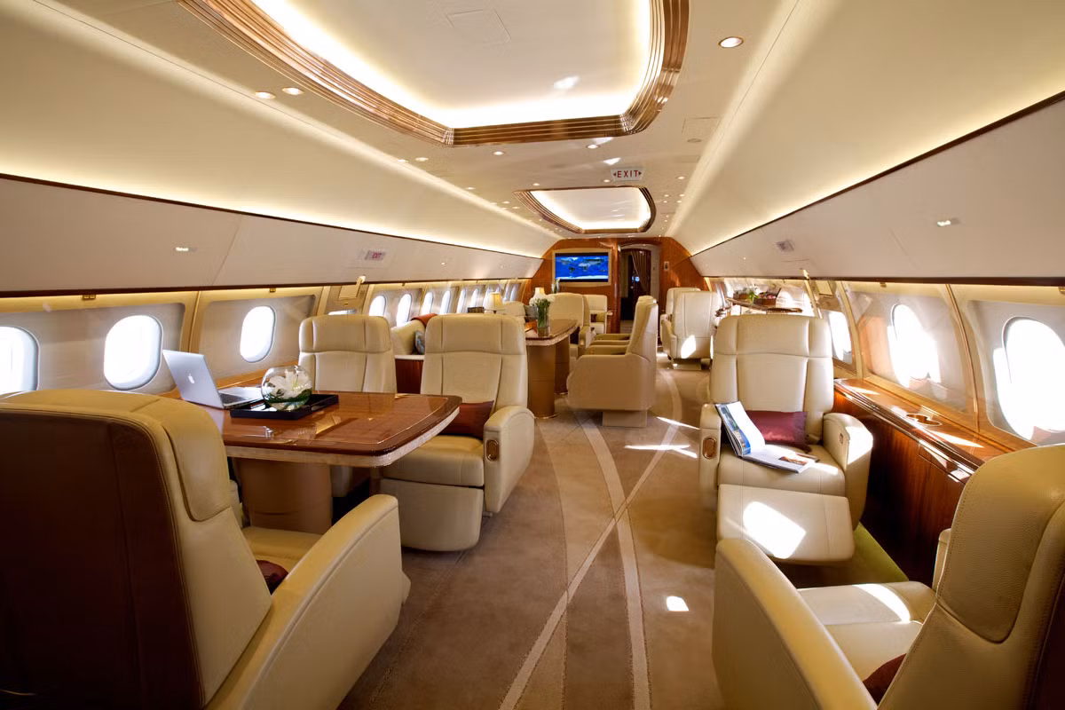 Ông đã bỏ ra 200 triệu USD để cải tạo nội thất bên trong chuyên cơ cũng như lắp đặt hệ thống bảo mật có khả năng chống lại các cuộc tấn công. Ảnh: Therichest.