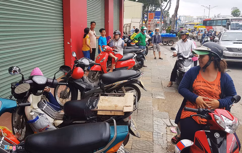 Nhiều người điều khiển xe máy phải tấp vào vỉa hè khu vực mũi tàu chờ xe cộ giảm bớt mới tiếp tục di chuyển. Chị Nguyễn Thị Tú (quận 12) cho hay đã mất hơn nửa giờ "bò" từ đường Nguyễn Văn Trỗi tới đoạn mũi tàu Trường Chinh - Cộng Hòa đến đây lại còn kẹt hơn nữa nên đành tấp vào nghỉ sức rồi di chuyển tiếp.