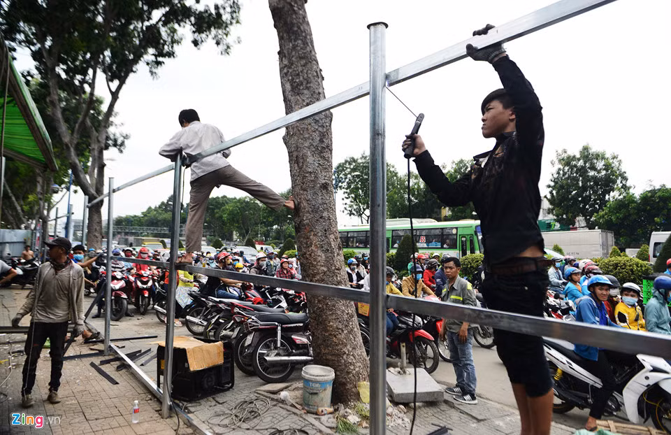 Sáng 16/9, cơ quan chức năng tiến hành dựng rào chắn, thu hồi đất, giải tỏa 50 kiốt bên đường Trường Chinh (phường 15, quận Tân Bình) khiến giao thông từ cổng sân bay Tân Sơn Nhất về quận 12 kẹt cứng.