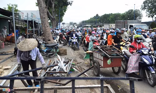 Trước đó, ngày 8/8 tại TP HCM diễn ra hội nghị triển khai kết luận của Thường vụ Quân ủy Trung ương về công tác quản lý, sử dụng đất quốc phòng khu vực sân bay Tân Sơn Nhất, thượng tướng Trần Đơn đề nghị quận Tân Bình và các đơn vị liên quan trong một tháng phải giải tỏa dứt điểm 50 kiốt và ba cây xăng trên đường Trường Chinh.