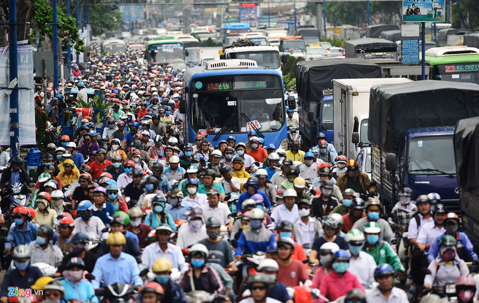 Làn ôtô di chuyển khó khăn, nhiều tài xế chạy vào làn đường dành cho xe máy khiến đoạn đường chật cứng như nêm.