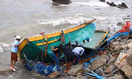 Sáng ngày 17/7, Ban chỉ huy phòng chống thiên tai và tìm kiếm cứu nạn huyện Quảng Trạch, tỉnh Quảng Bình cho biết do ảnh hưởng của hoàn lưu bão số 2, hàng chục tàu đánh cá của ngư dân đang neo đậu tại cảng cảng Hòn La bị sóng đánh chìm, vỡ toang. Ảnh: Vietnamnet.