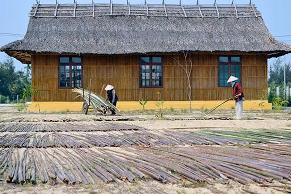 Nhà tre lá dừa phổ biến ở vùng sông nước bao quanh. Ảnh: Vietnamnet.