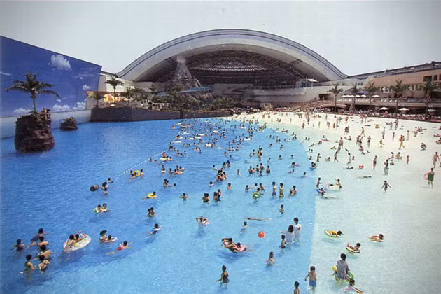 Bãi biển nhân tạo Seagaia Ocean Dome tại Nhật Bản mở cửa năm 1993 có tổng kinh phí đầu tư khoảng 2 tỷ USD (200 tỷ Yên Nhật). Ảnh: Gadget Review.
