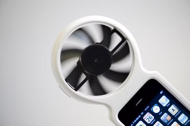 Một thiết bị sạc điện thoại iPhone đến từ Hà Lan sử dụng năng lượng gió. Nó có thể sạc đầy điện thoại trong khoảng 6 giờ. Ảnh: Cult of Mac.