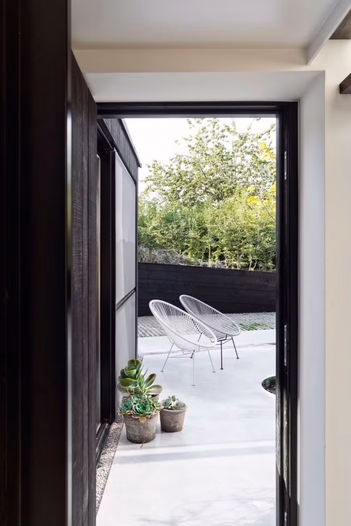 Ở mọi góc nhìn, ngôi nhà cấp 4 nhỏ xinh này không chỉ mang đến cảm giác bình yên, tự tại cho mọi người mà còn giúp cho bất kỳ vị khách nào khi ghé thăm đều cảm nhận được không khí ấm cúng, thảnh thơi.