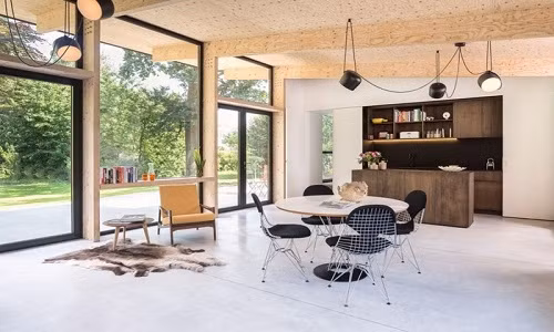 Bộ sofa được chọn lựa với sắc màu nâu cùng tông màu với rèm cửa. Rèm được chọn lựa chất liệu bền đẹp, màu sắc nhã nhặn, sạch sẽ, giúp không gian bớt đi nhiều sự rườm rà thường thấy. Thay vào đó là điểm nhấn bình dị trong không gian chọn lựa chủ yếu là màu trắng.