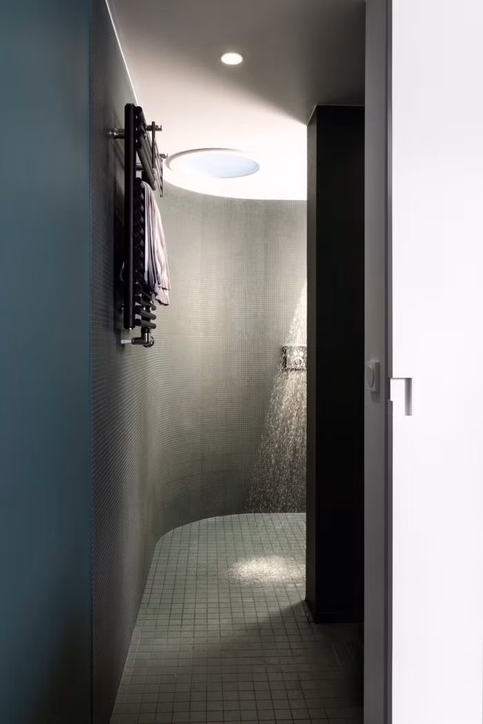Phòng tắm được thiết kế vòi hoa sen từ phía trần, xung quanh được ốp đá mosaic cùng hệ thống ánh sáng hắt trần mang đến cảm giác khoan khoái, dễ chịu cho mọi người khi sử dụng.