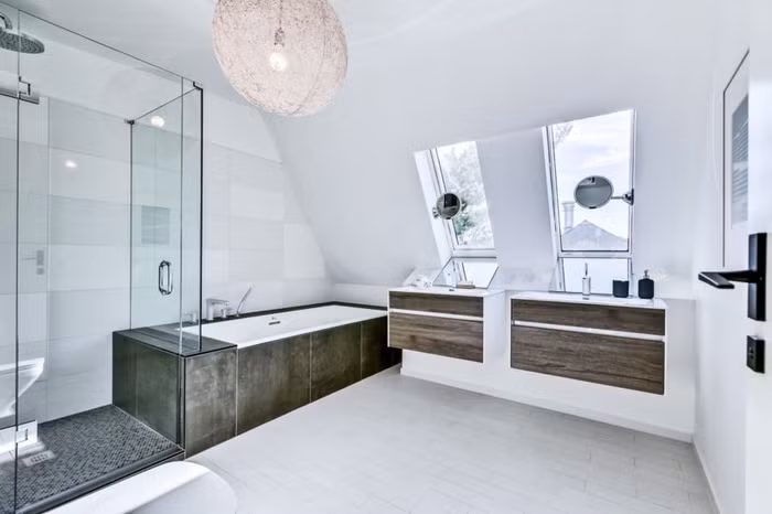 Phòng tắm được bố trí ngay cạnh phòng ngủ với diện tích rộng thoáng, đủ để giúp mọi người tận hưởng dòng nước trong mát, sảng khoái sau khi đi làm về. Phòng tắm được chọn lựa nội thất với kiểu dáng thiết kế hiện đại, khéo léo tận dụng ở góc tường thấp nhất của tầng áp mái. Phần diện tích rộng ở sàn tạo sự thoáng đãng, ưa nhìn cho không gian nhỏ.