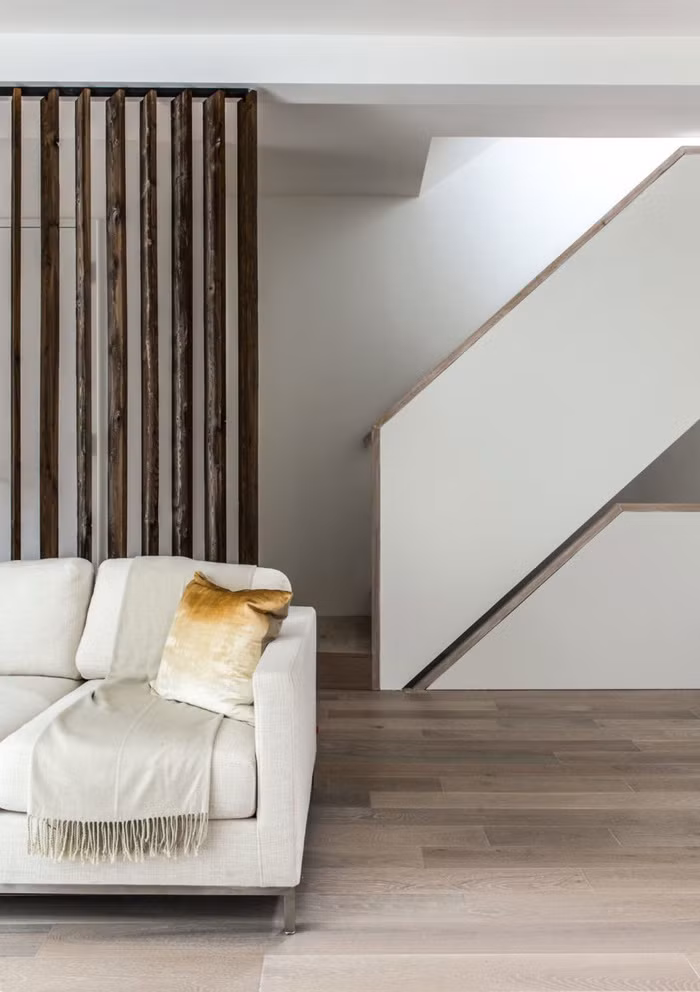Góc tiếp khách với điểm nhấn từ màu trung tính, vẫn được tạo nên bằng tình cảm và niềm yêu thích không gian.