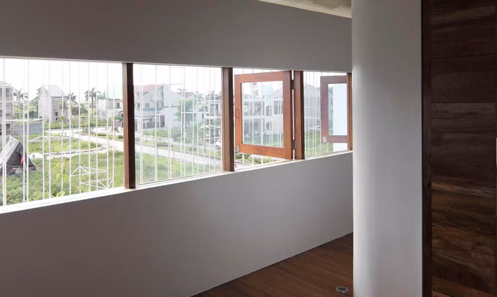 Cửa sổ rộng cho lượng ánh sáng tự nhiên tràn vào nhà. Nguồn ảnh: Inhabitat.