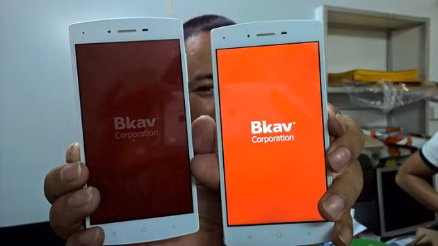 Màn hình máy nổi bật với biểu tượng của Bkav. Ảnh: Techz.