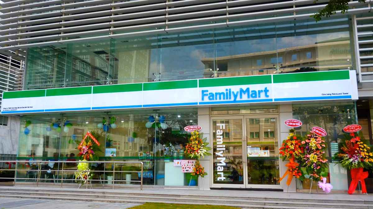 Trước 7-Eleven đã có không ít thương hiệu bán lẻ lớn xuất hiện tại nước ta. Trong đó, FamilyMart hiện có 130 cửa hàng, chủ yếu tập trung ở TP HCM. Theo dự kiến, FamilyMart sẽ mở thêm 50 cửa hàng trong năm 2017. Ảnh: Famima.