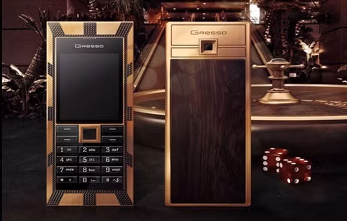 Gresso Luxor Las Vegas Jackpot. Điện thoại có giá khoảng 1 triệu USD này thuộc nhà cung cấp thiết bị cầm tay sang trọng truyền thống - Gresso. Nó được chế tạo bằng vàng khối nặng 180 gram, tại Thụy Sĩ, vào năm 2005. Mặt sau được làm bằng gỗ châu Phi đắt nhất thế giới có hơn 200 năm tuổi; các phím bấm của nó được làm bằng ngọc tinh thể.