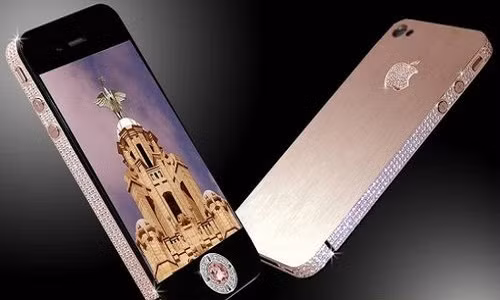 Diamond Rose iPhone 4 32GB. Cho đến nay, đắt nhất thế giới là iPhone 32 GB 4 Diamond Rose của Stuart Hughes (khoảng 8 triệu USD), vỏ được làm từ vàng hồng, gắn khoảng 500 viên kim cương tự nhiên hoàn hảo với tổng khối lượng trên 100 cara; nút chủ làm bằng bạch kim có thể gắn một viên kim cương màu hồng hoàn hảo 7,4 cara hoặc viên kim cương thuộc loại hiếm 8 cara. Mặt sau cũng là vàng hồng có logo của Apple được trang trí bằng 53 viên kim cương khác.