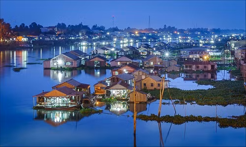 Sông nước miền Tây Nam Bộ là một nét đặc trưng độc đáo mà ít nơi nào có được. Nếu ghé thăm thành phố Châu Đốc (An Giang), bạn sẽ không khỏi bâng khuâng khi ngắm nhìn làng nổi cá bè Châu Đốc trên sông Hậu. Những ngôi nhà đơn sơ lấp lánh trên dòng sông quê hương. Ảnh: Nguyễn Đình Ri.