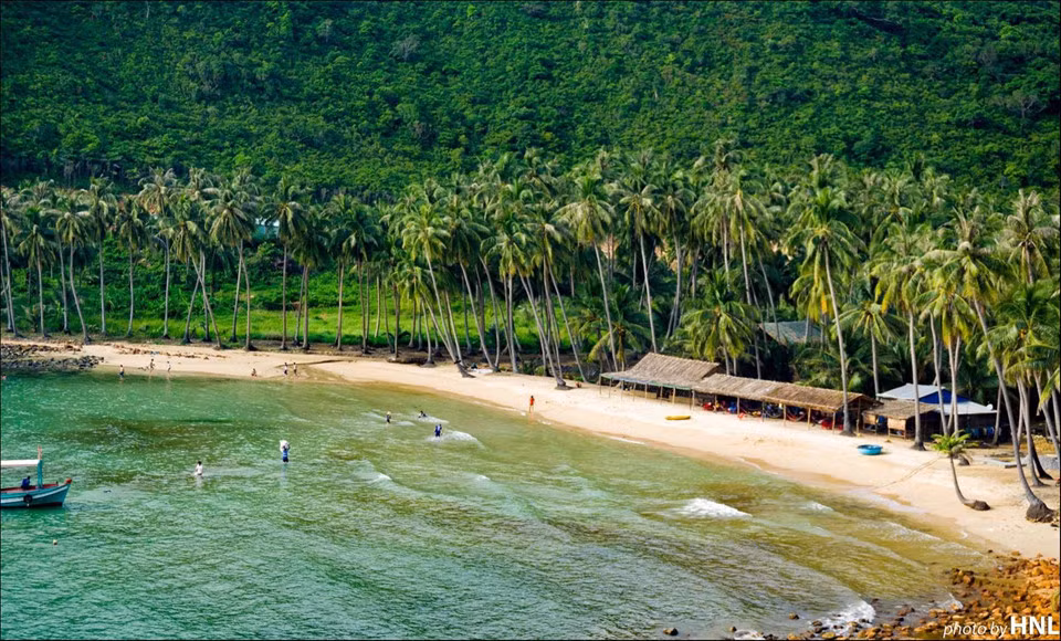 Ngoài ra, Tây Nam Bộ còn sở hữu những điểm du lịch nổi tiếng thu hút đông đảo du khách, điển hình là đảo Nam Du (Kiên Giang) - nơi thiên nhiên còn rất hoang sơ, thanh bình, nước biển xanh ngắt tuyệt đẹp. Cuộc thi ảnh "Dấu ấn Việt Nam" sẽ nhận bài dự thi đến hết ngày 28/8, kết quả sẽ được công bố từ 2/9 đến 5/9. Mời bạn gửi ảnh tham gia tại đây. Ảnh: Chu Tiến Công.