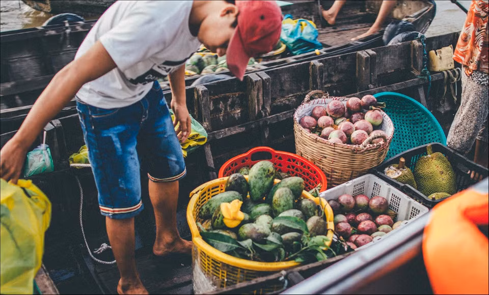 Đến với chợ nổi, du khách có thể mua được đủ loại trái cây tươi ngon. Ảnh: Trần Thanh Duy.