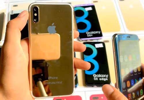 Các thương gia tại Việt Nam cho biết đây là iPhone 8 fake loại 1. Ảnh: Techz.
