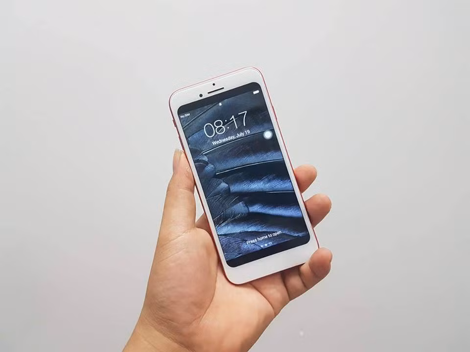 Là một trong những smartphone đáng mong đợi nhất năm 2017, iPhone 8 trở thành tâm điểm chú ý của giới công nghệ. Do đó, các sản phẩm iPhone 8 nhái xuất hiện trên thị trường không phải là hiếm. Ảnh: Vietnamnet.