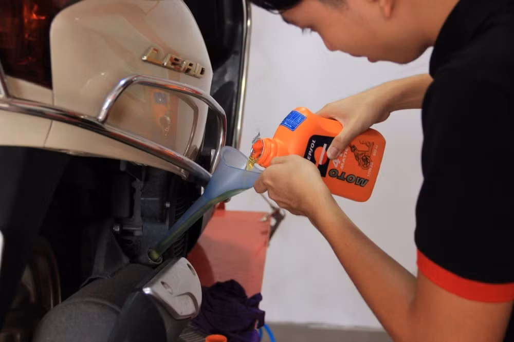 Việc kiểm tra dầu nhớt động cơ có thể đánh giá phần nào sự chăm sóc của chủ với xe. Một chủ xe giữ gìn tốt thường không để xe hết nhớt hoặc nhớt dơ mới thay. Ảnh: Nhotrepsol.